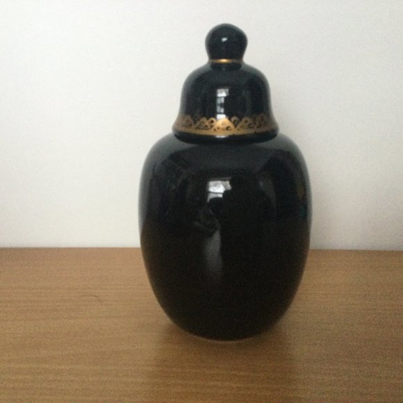 Hand painted black lidded jar decorated with flowers signed made in Portugal - Picture 3 of 5